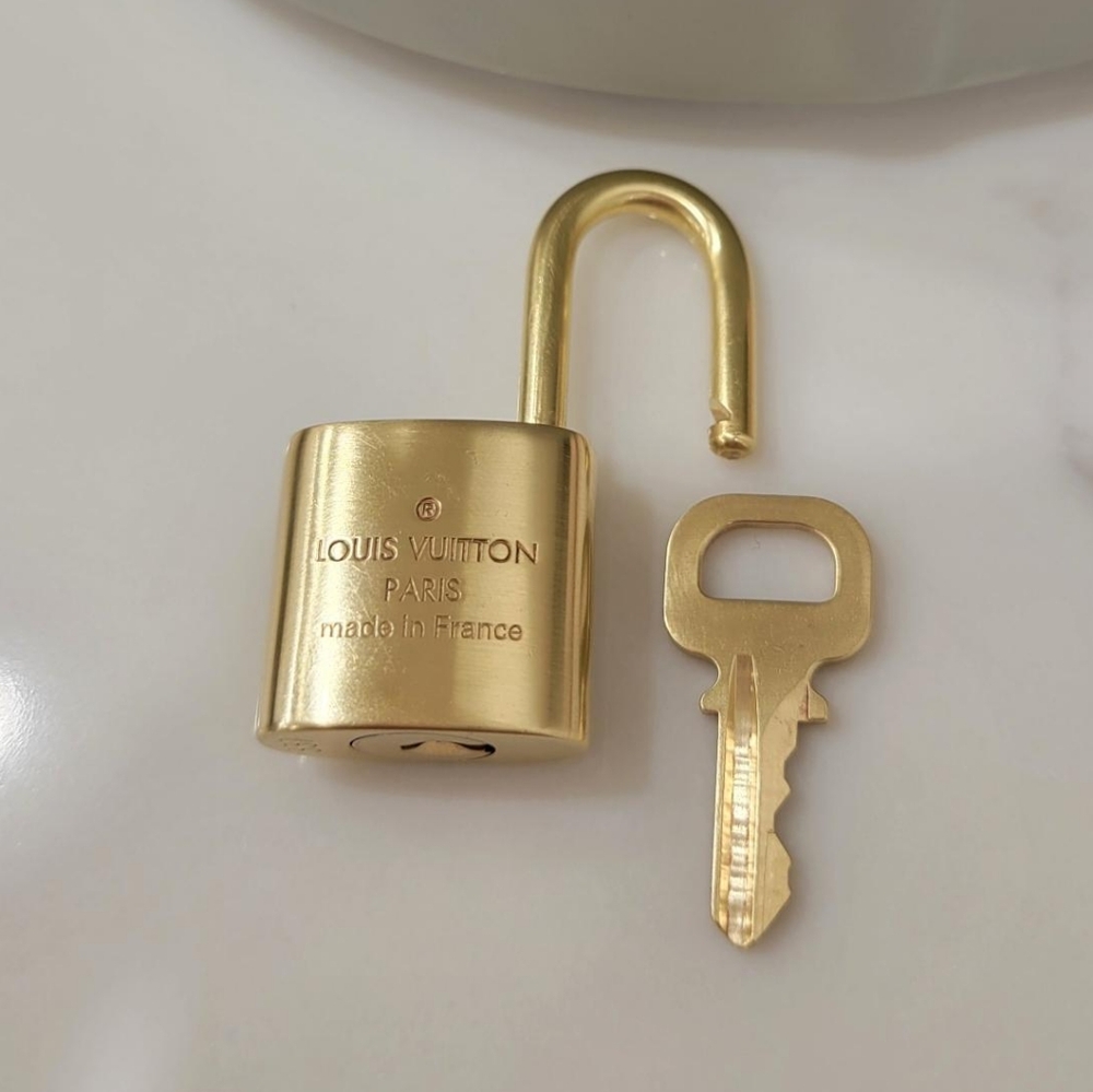 💯 Authentic Louis Vuitton Padlock and Key Gold Brass - Picture 2 of 2